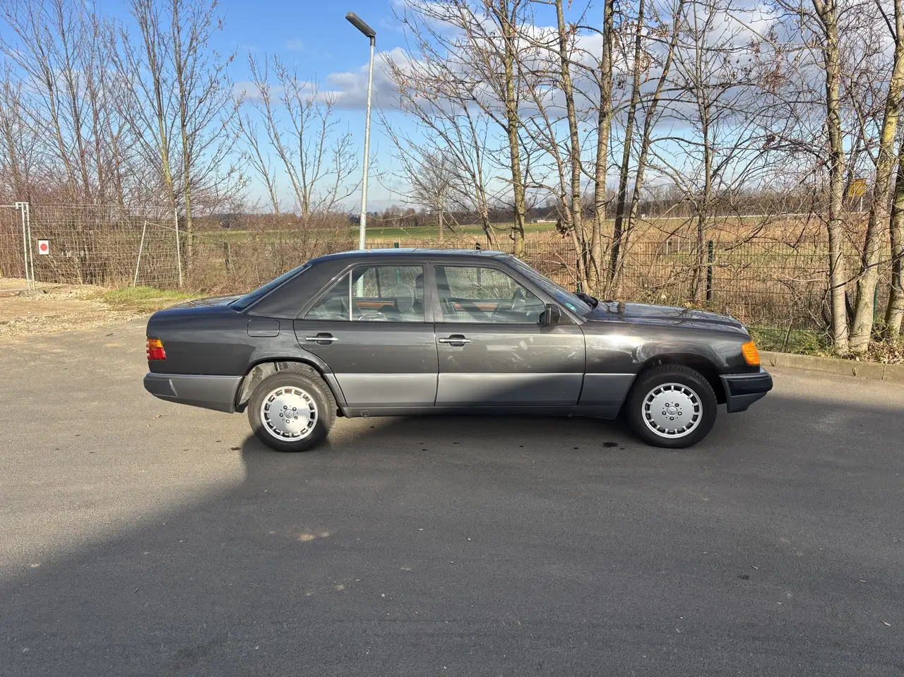 Mercedes-Benz E 230, foto 1