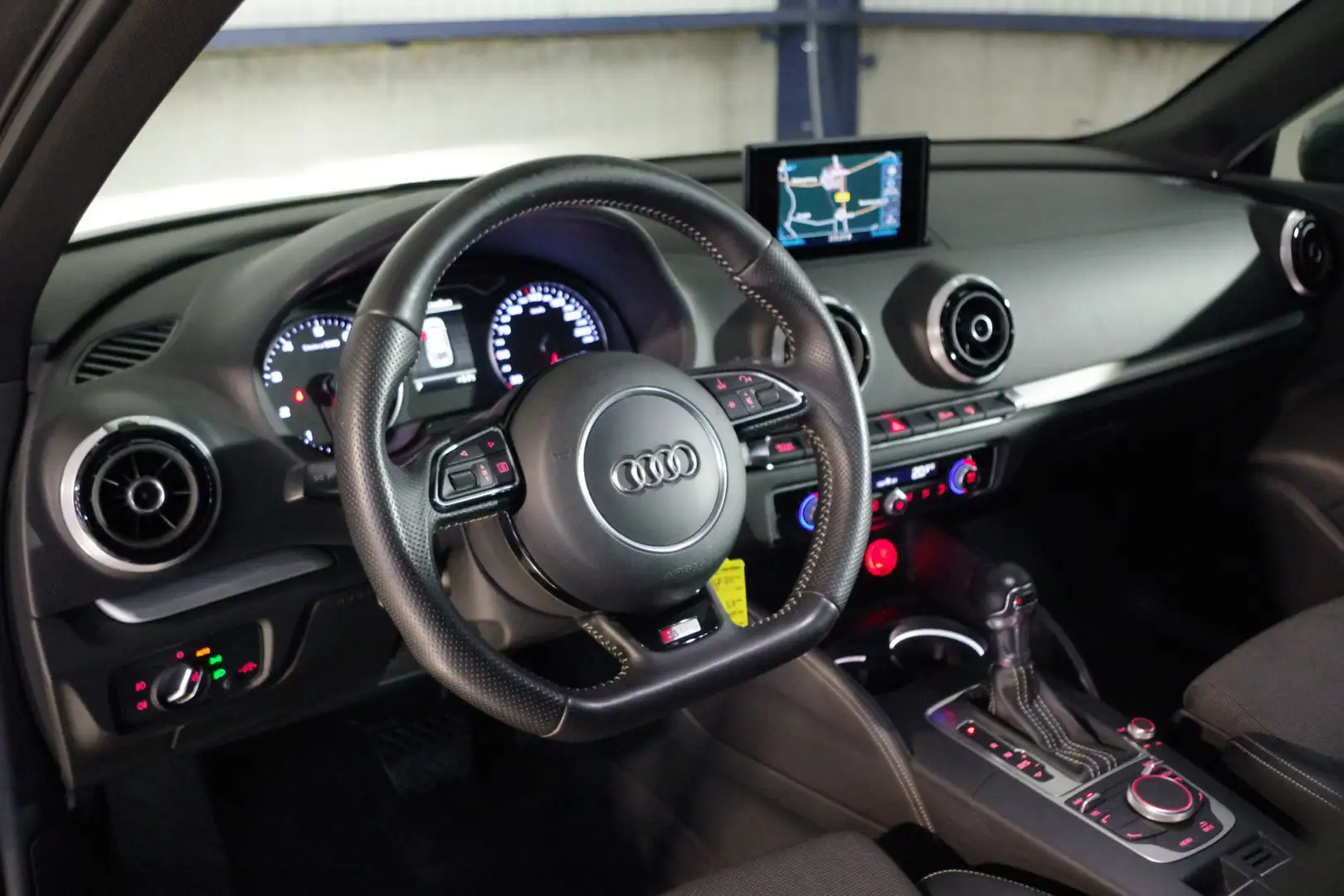 Audi A3 Sportback 1.4 TFSI 150 PK CoD Automaat S-Line Ambi Grau - 2