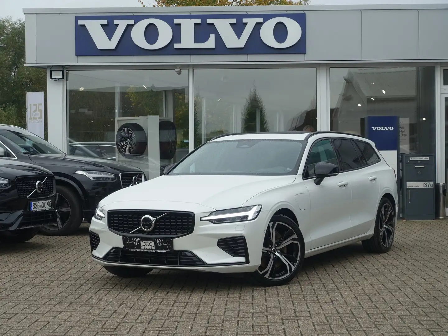 Volvo V60 Ultra T8 AWD Plug-in Hybrid/B&W/360°Cam/BLIS Weiß - 1