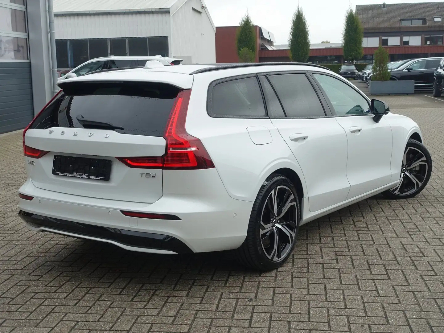 Volvo V60 Ultra T8 AWD Plug-in Hybrid/B&W/360°Cam/BLIS Weiß - 2