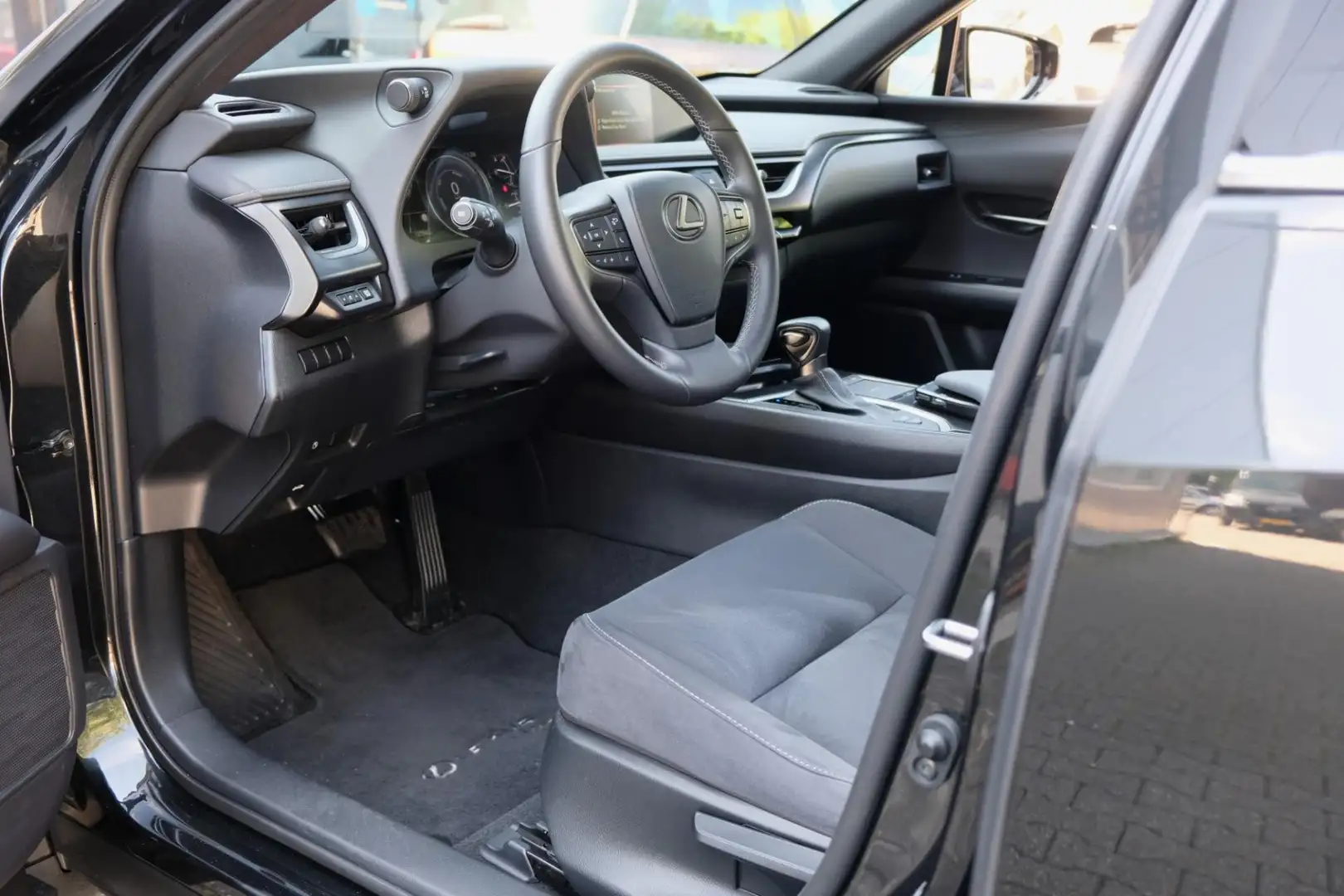 Lexus UX 250h Executive Line *12.778km* NIEUWSTAAT & Dealer Onde Zwart - 2