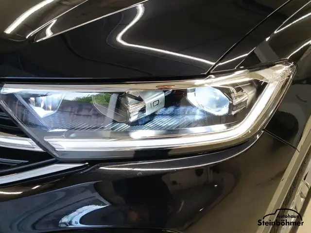 Volkswagen T-Roc view 11