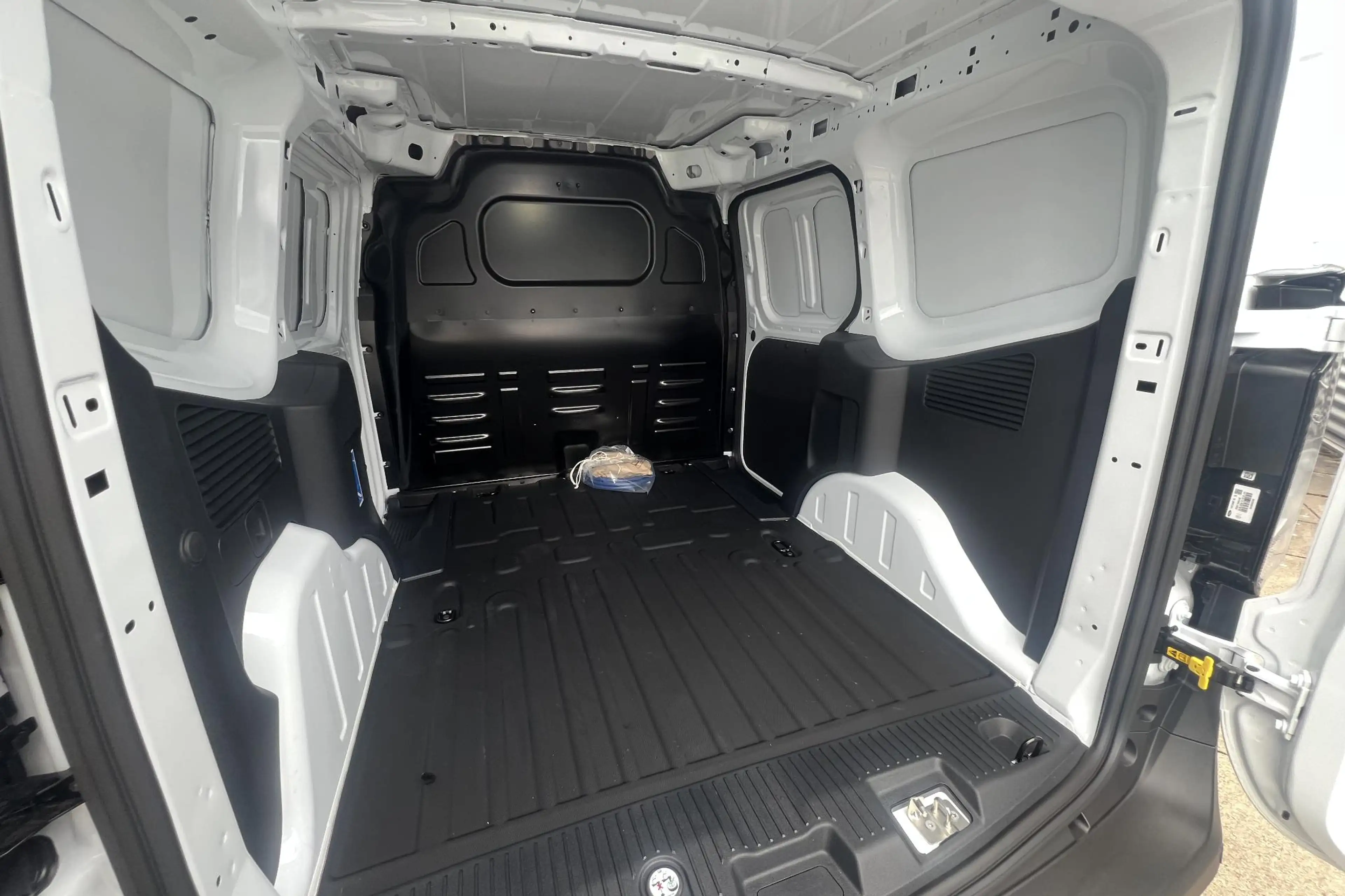 Ford Transit Courier e-Transit Trend 46.8kWh 136pk 8 Jaar Garantie | Vo — photo 6