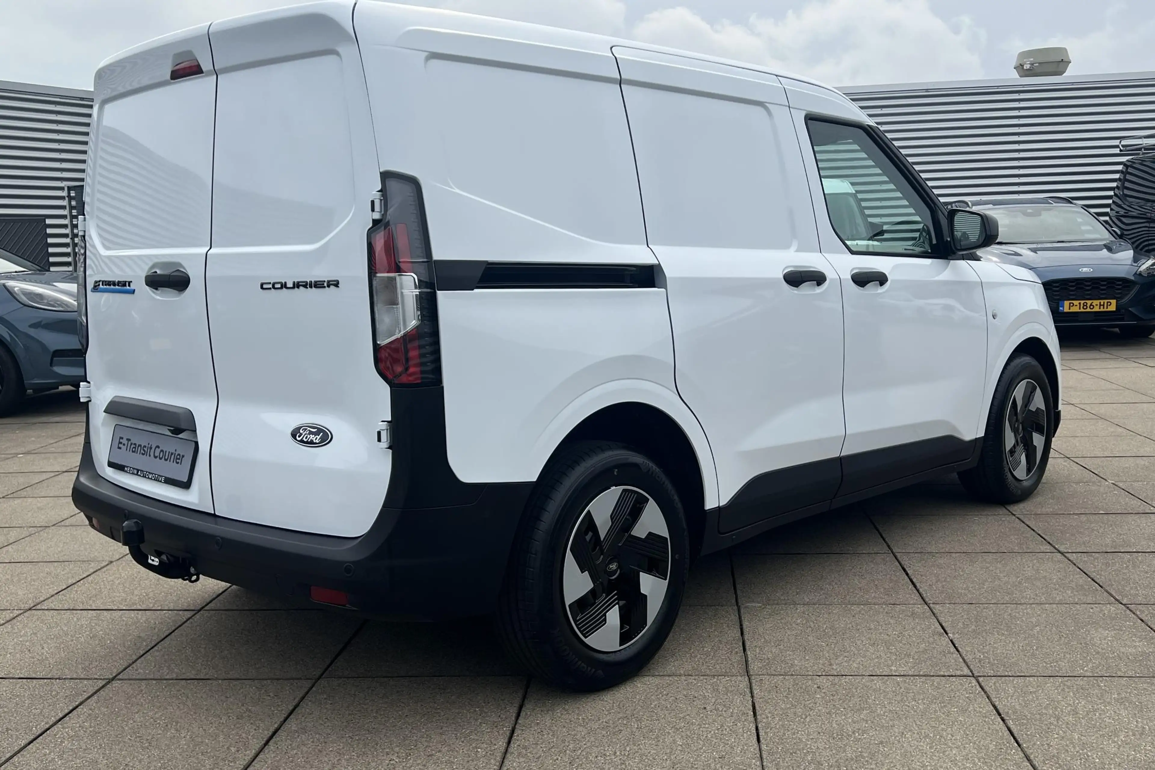 Ford Transit Courier e-Transit Trend 46.8kWh 136pk 8 Jaar Garantie | Vo — photo 9