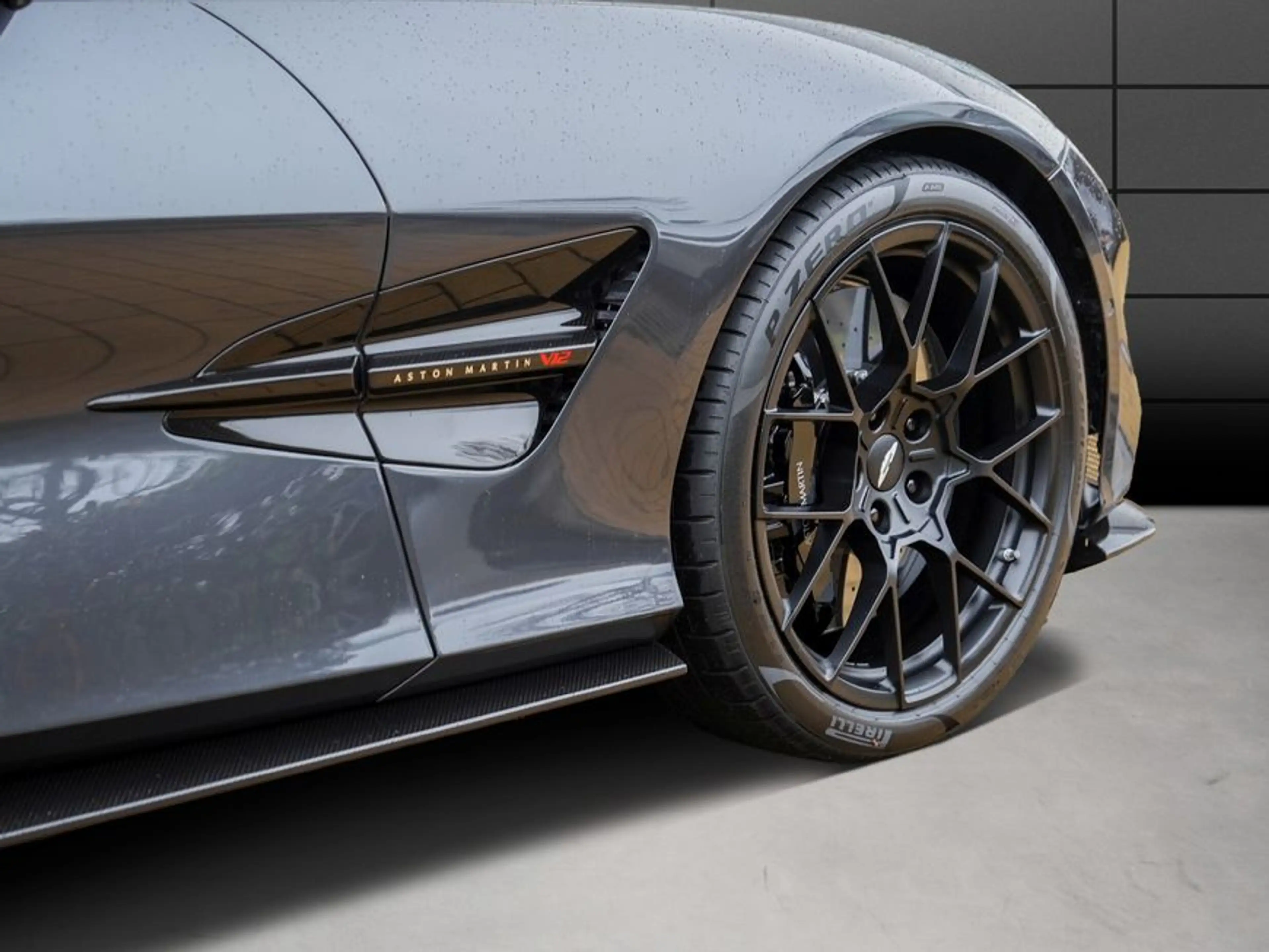 Aston Martin Vanquish Volante UVP 507.400 — photo 9
