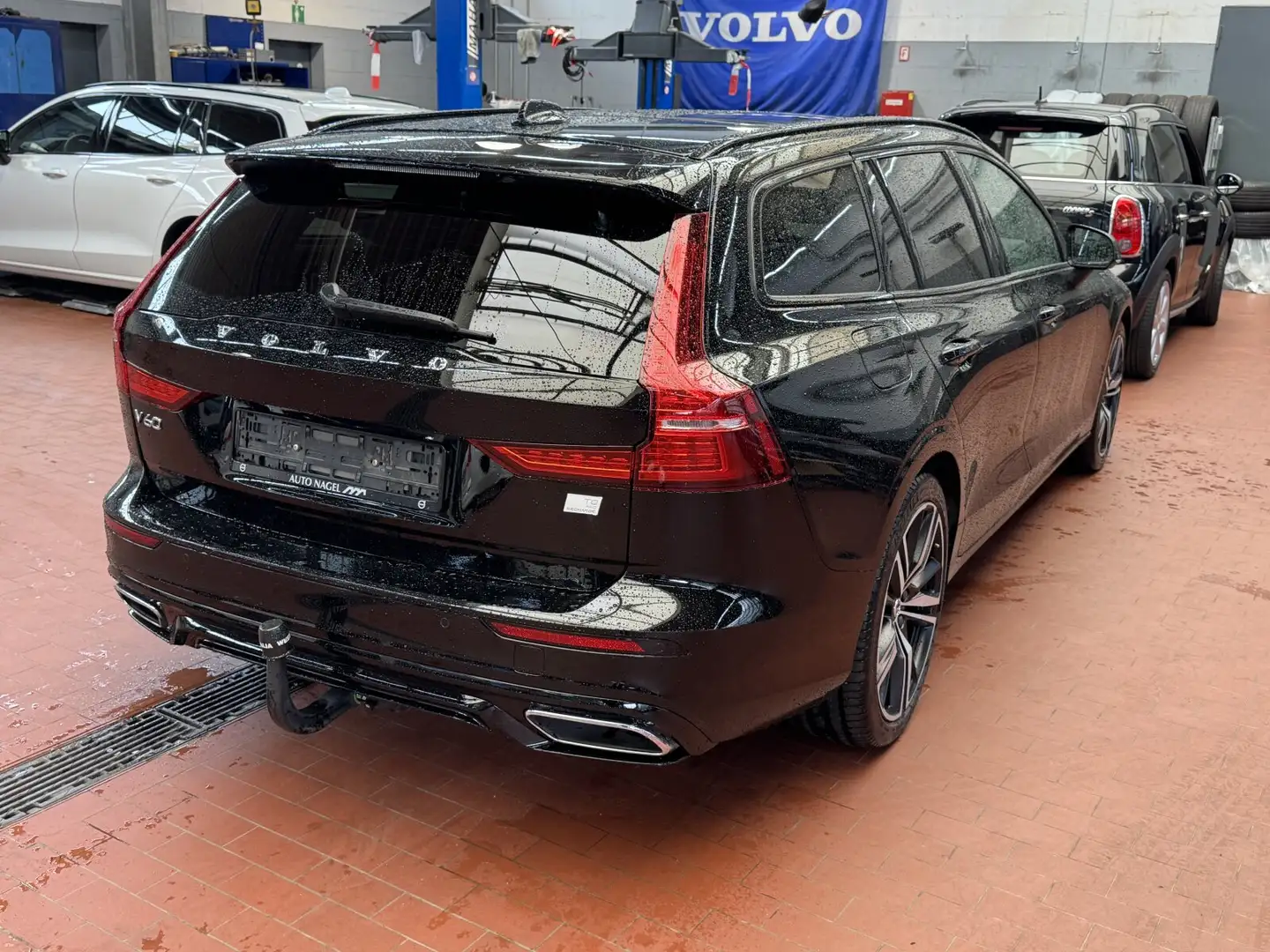 Volvo V60 V60 Recharge T8 R-Design LONG RANGE Schwarz - 2