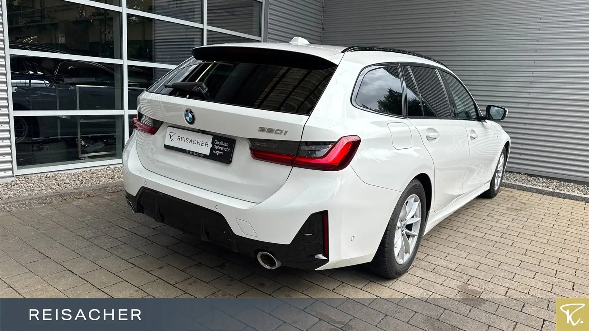 BMW 320 i Touring M-Sport Navi HUD AHK adLED ACC Pano Weiß - 2