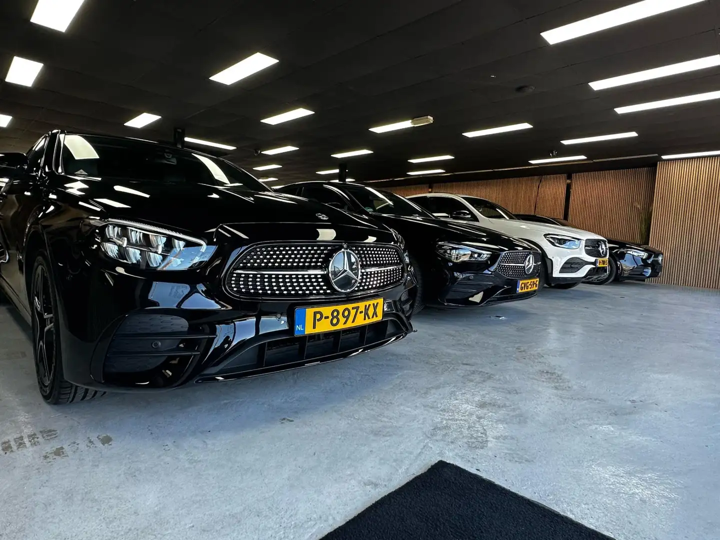 Mercedes-Benz E 300 e AMG/PANO/BURM/360/NIGHT/BTW Zwart - 2