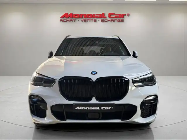 BMW X5 Xdrive45e view 3