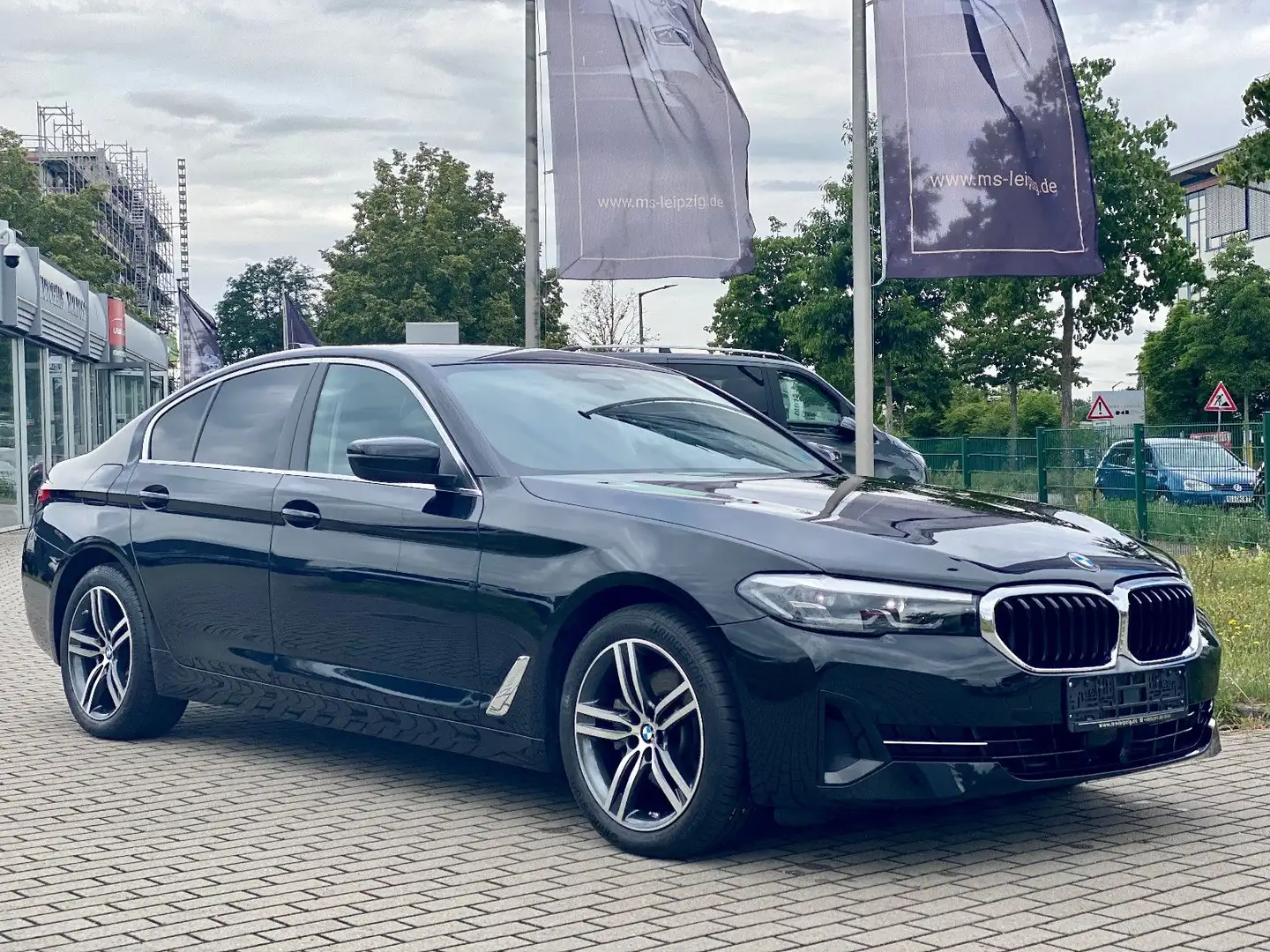 BMW 520 d xDrive Navi AHK 18 Zoll Standheizung Noir - 2