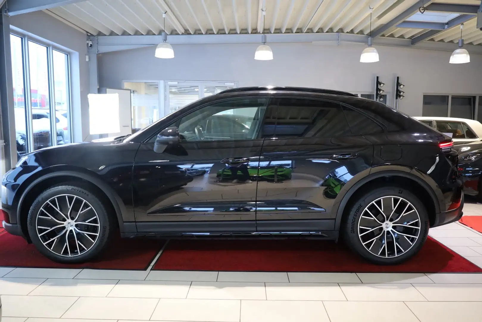 Porsche Macan Electric 4 *AHK/BOSE/PANO* Schwarz - 2