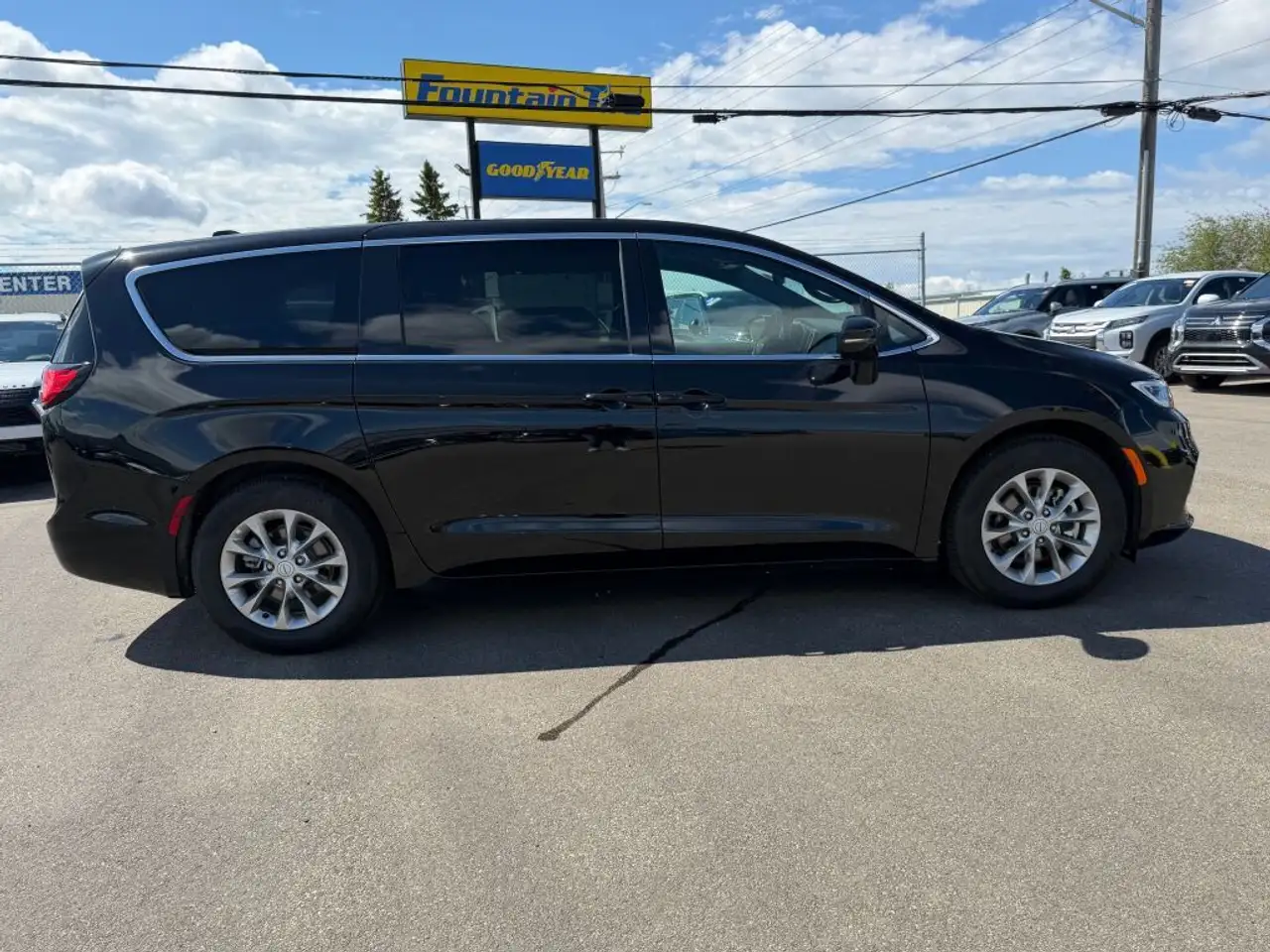 Chrysler Pacifica photo Chrysler Pacifica