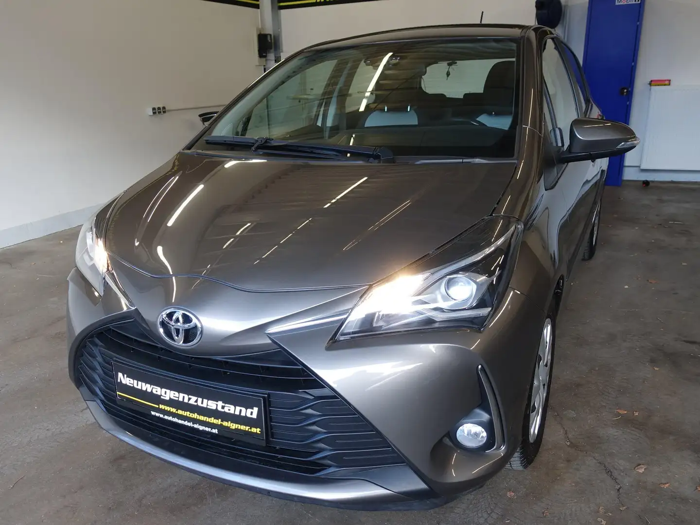 Toyota Yaris Yaris 1,0 VVT-i Young Young Grau - 1