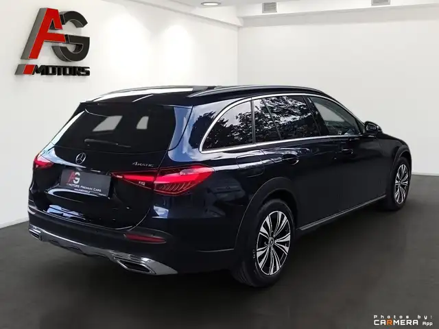 Mercedes-Benz 220 view 5