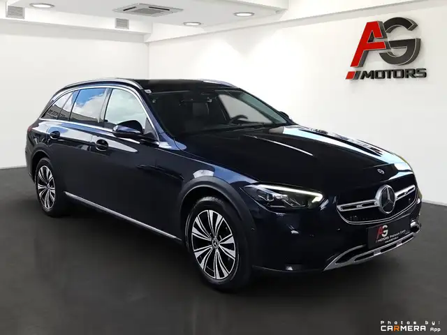 Mercedes-Benz 220 view 3