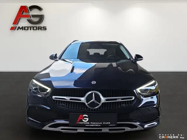 Mercedes-Benz 220 view 2