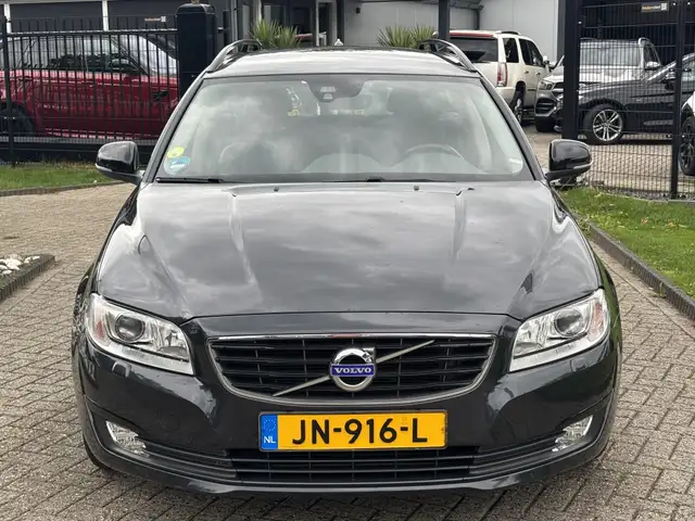 Volvo V70 view 2