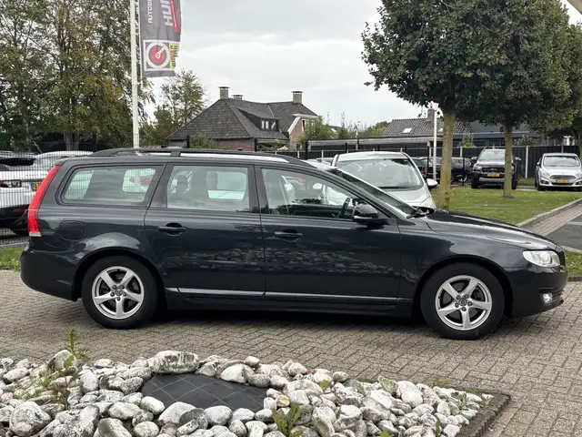 Volvo V70 view 4