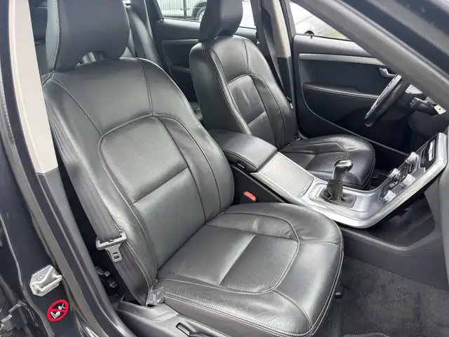 Volvo V70 view 11