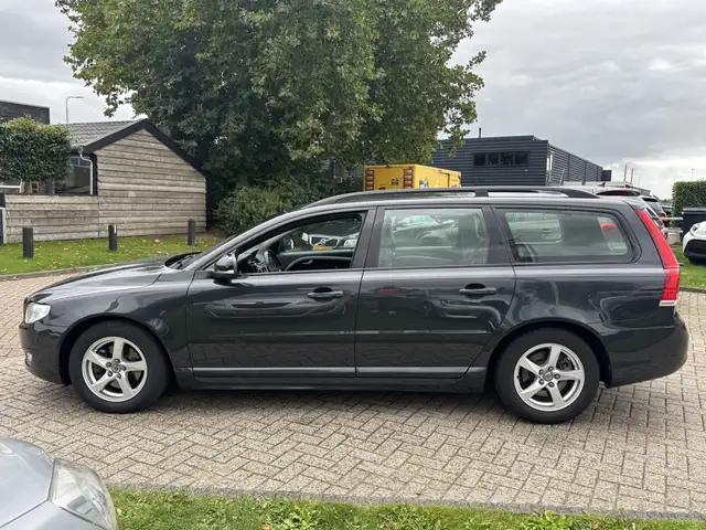 Volvo V70 view 6