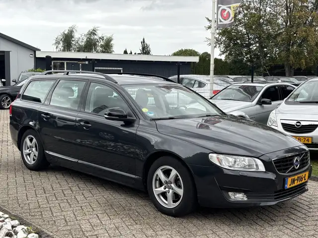 Volvo V70 view 3
