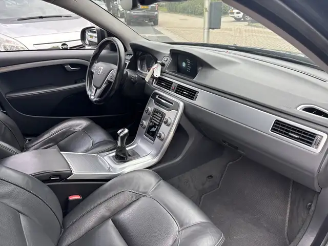 Volvo V70 view 10