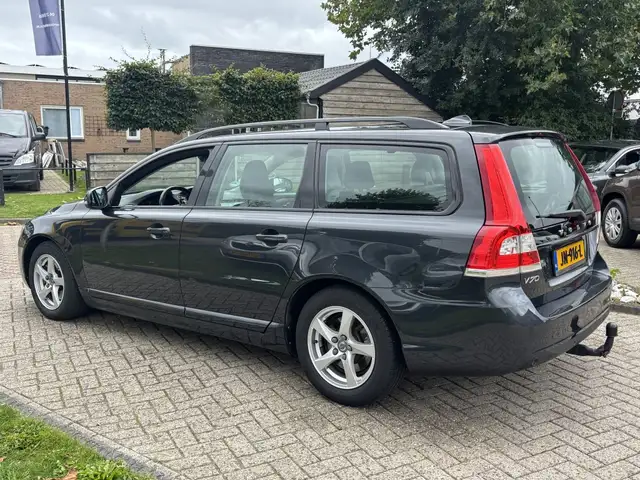 Volvo V70 view 5