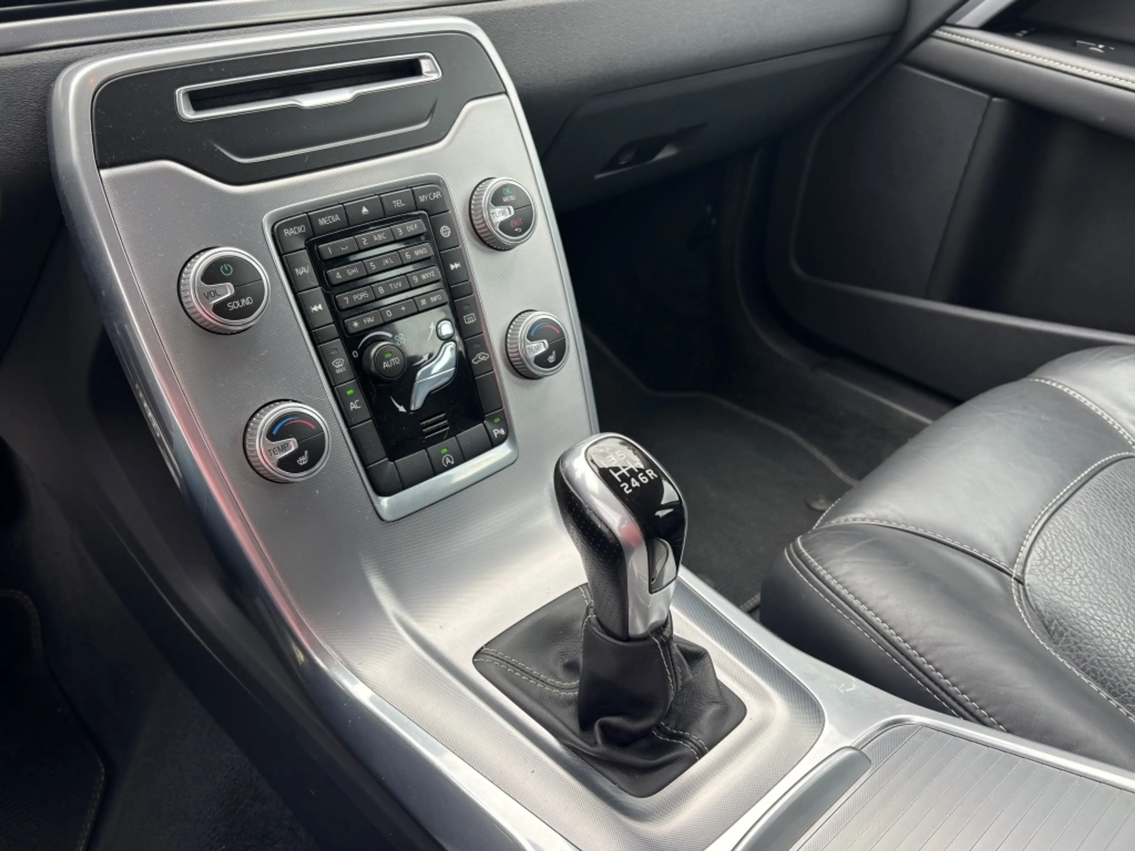 Volvo V70 2.0 D2 Dynamic Edition 2016 NL Auto Trekhaak Xenon — photo 13