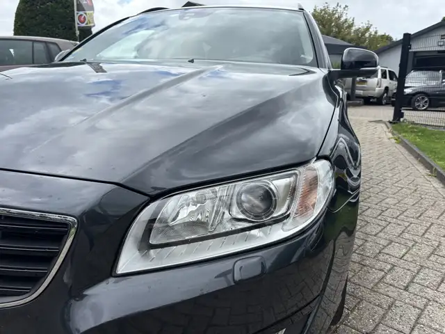 Volvo V70 view 7