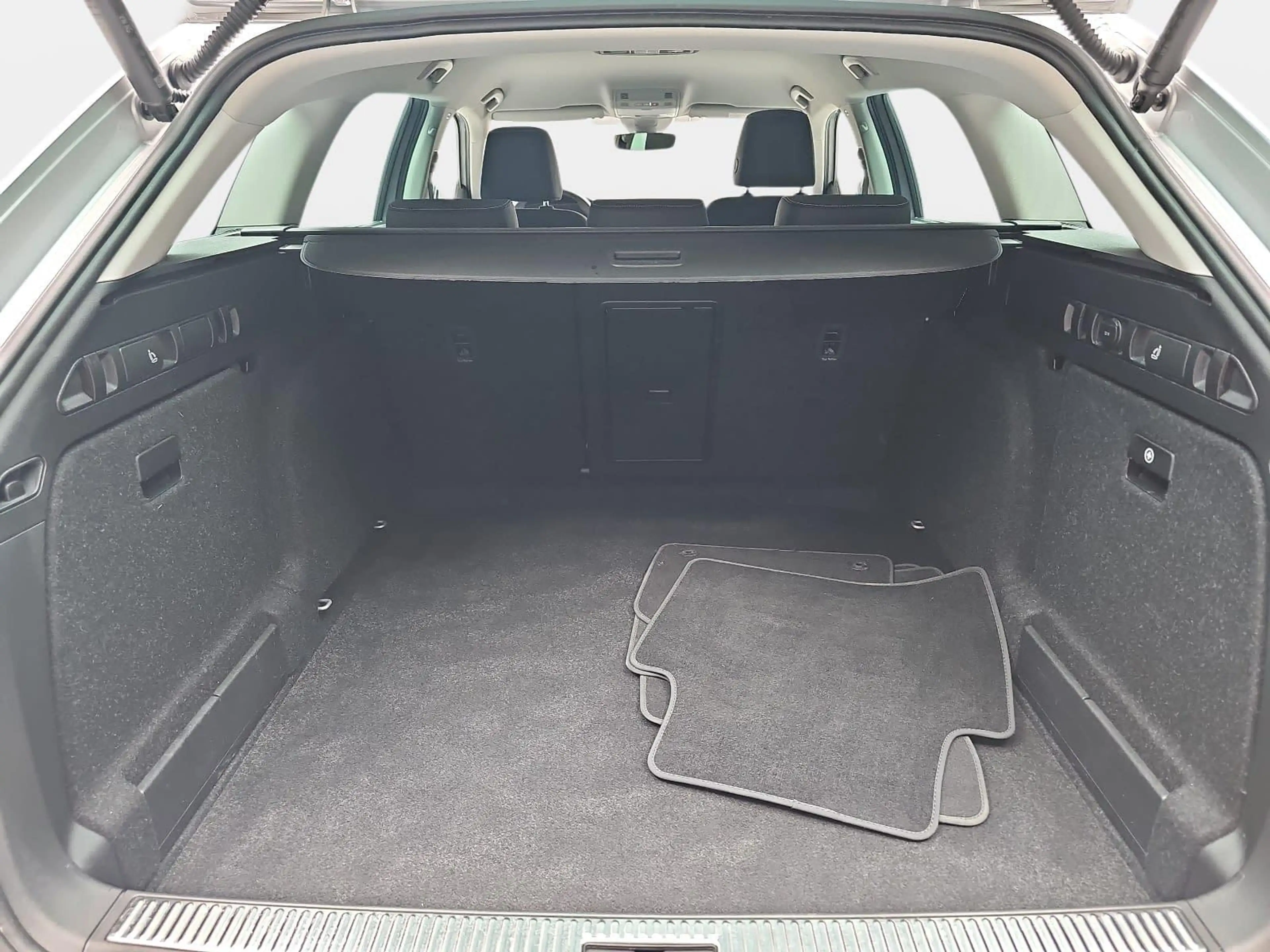 Skoda Superb SUPERB COMBI 2.0 TDI DSG STYLE NAVI LED — photo 15