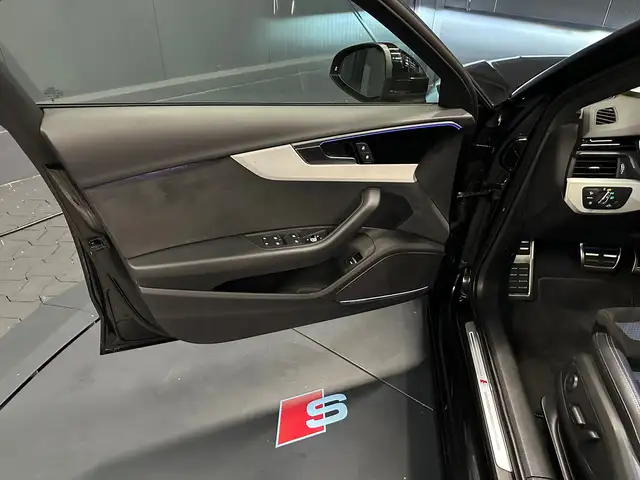 Audi A4 Avant view 14