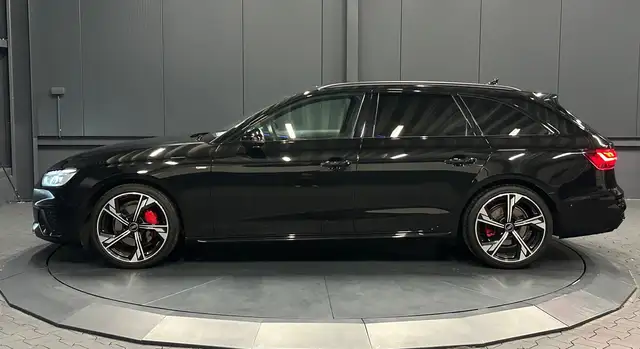 Audi A4 Avant view 2