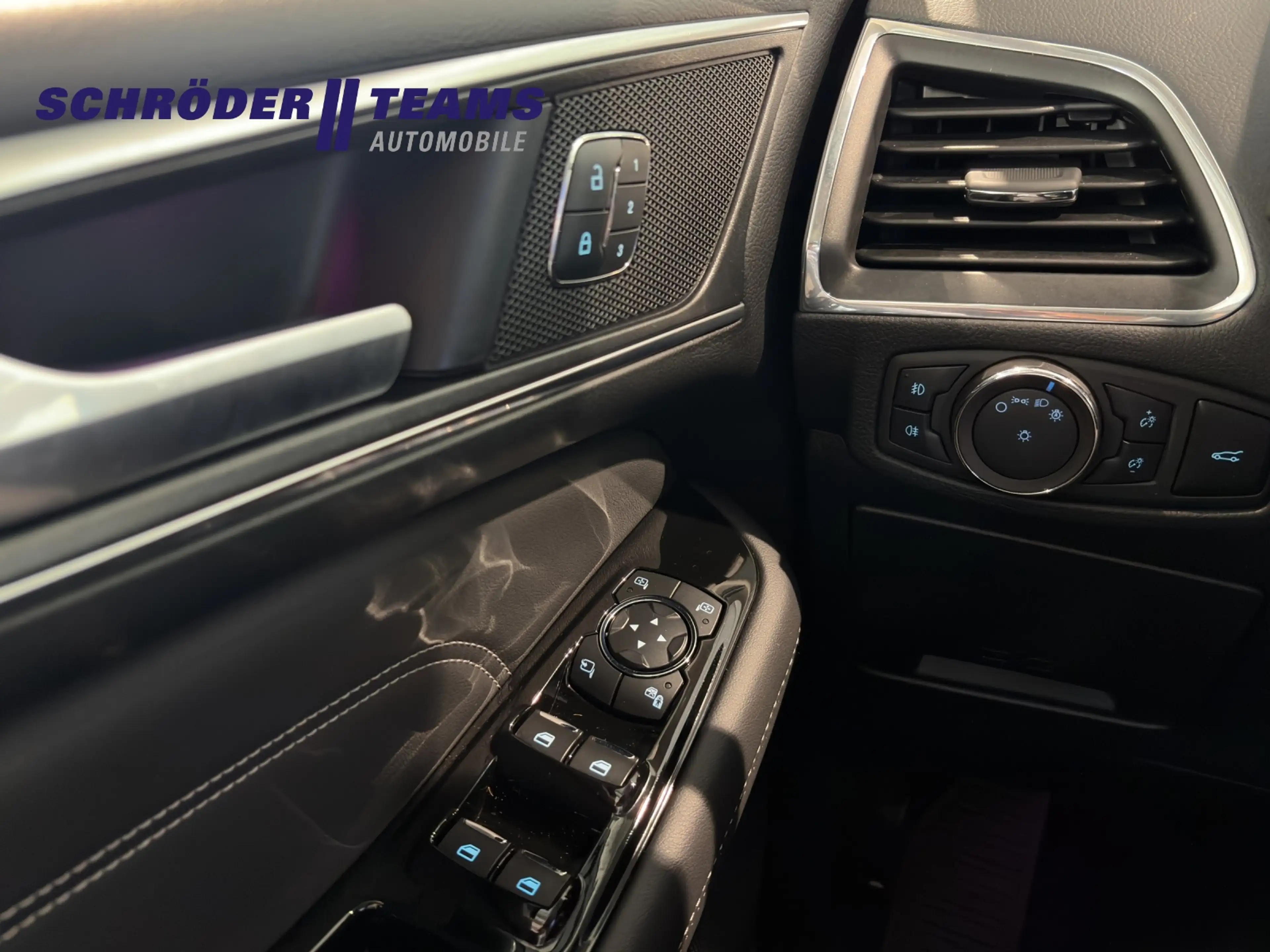 Ford Galaxy Titanium — photo 21