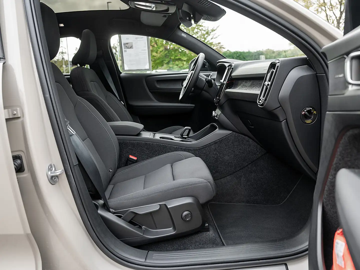 Volvo EC40 Single Motor Plus Dark Beige - 2