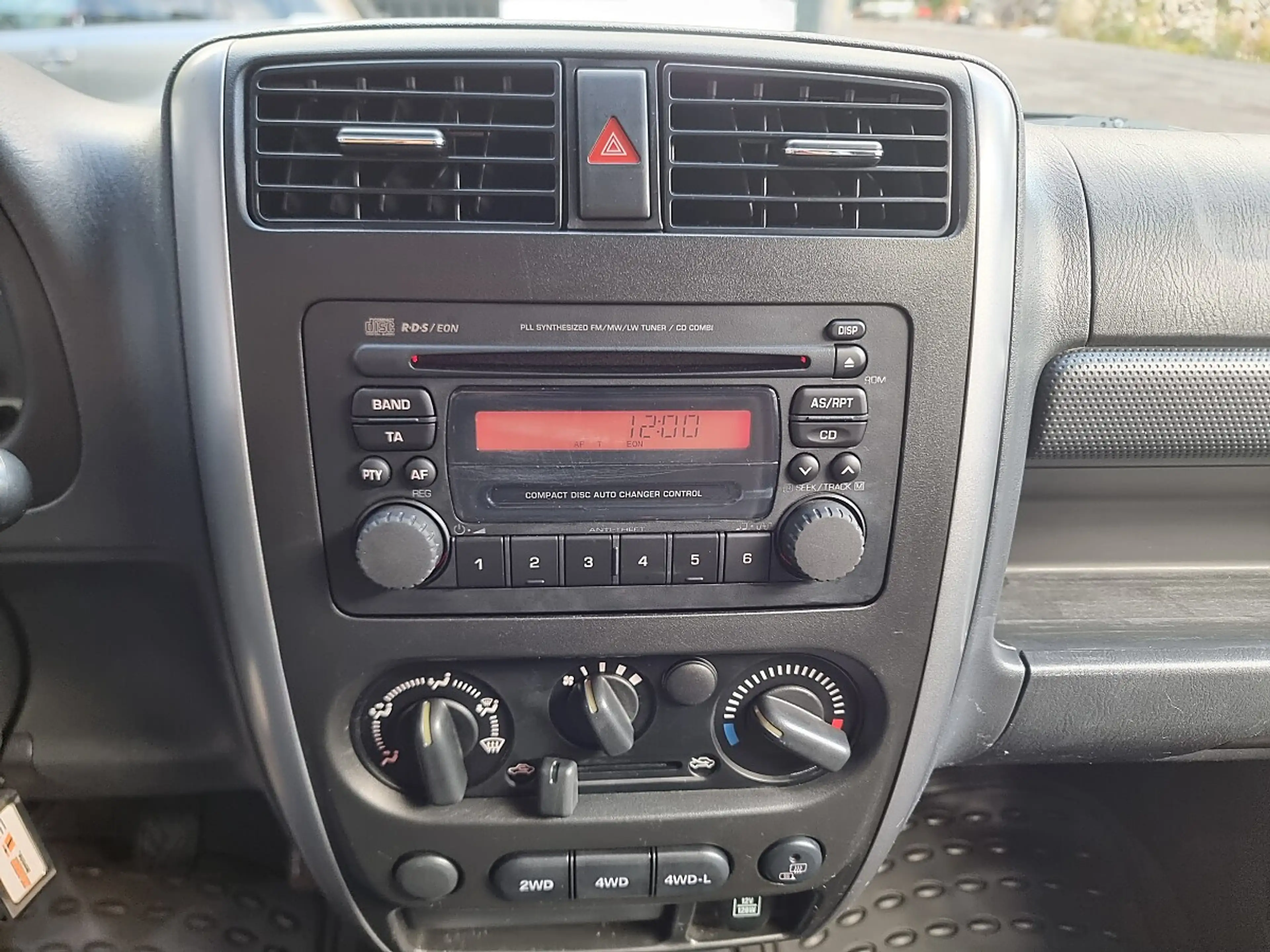 Suzuki Jimny 1,3 VX — photo 14