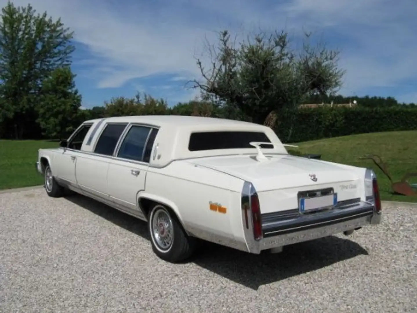Cadillac Fleetwood White - 2