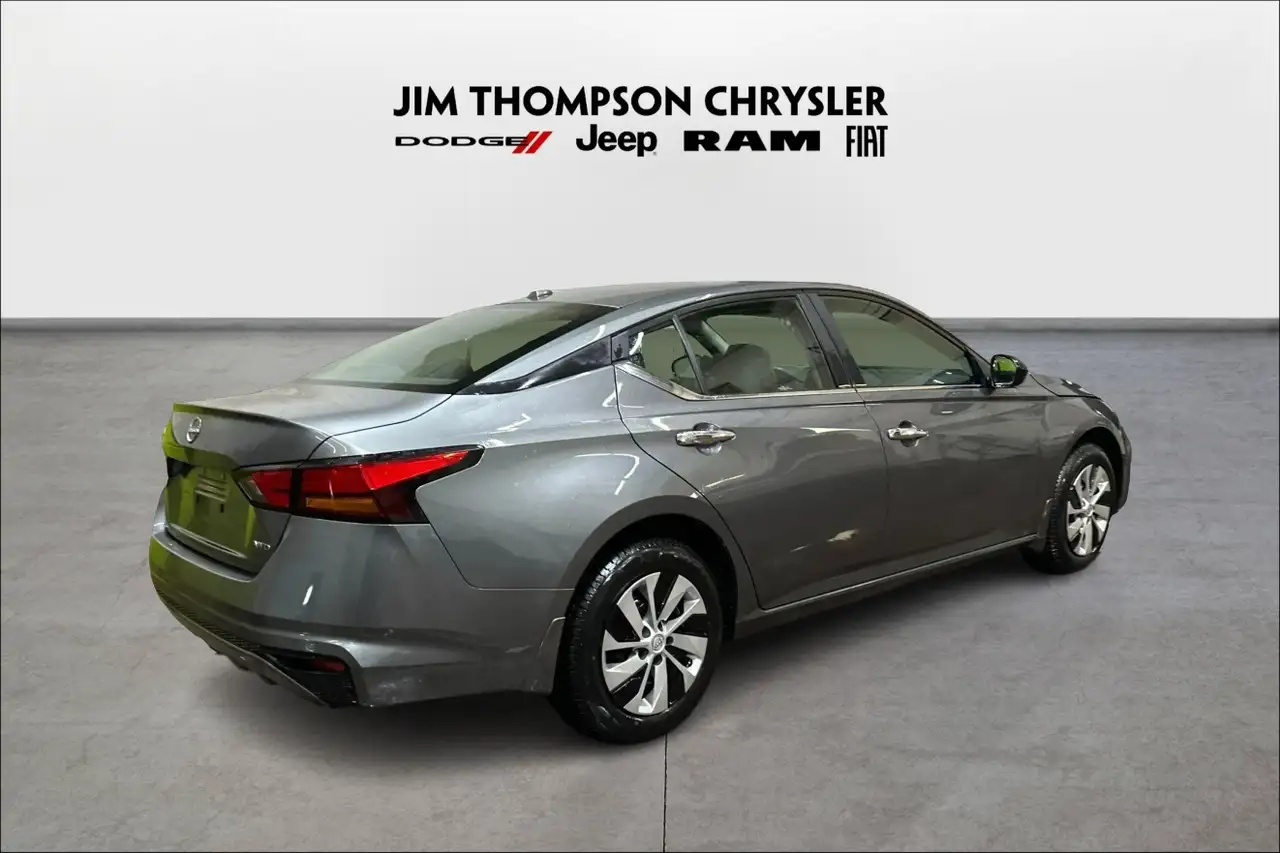 Nissan Altima снимка Nissan Altima