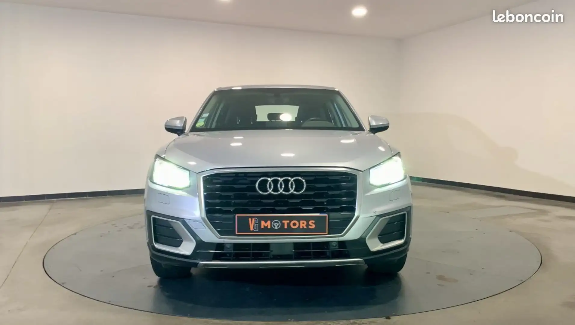 Audi Q2 30 TDI 116 S tronic DESIGN LUXE Grau - 2