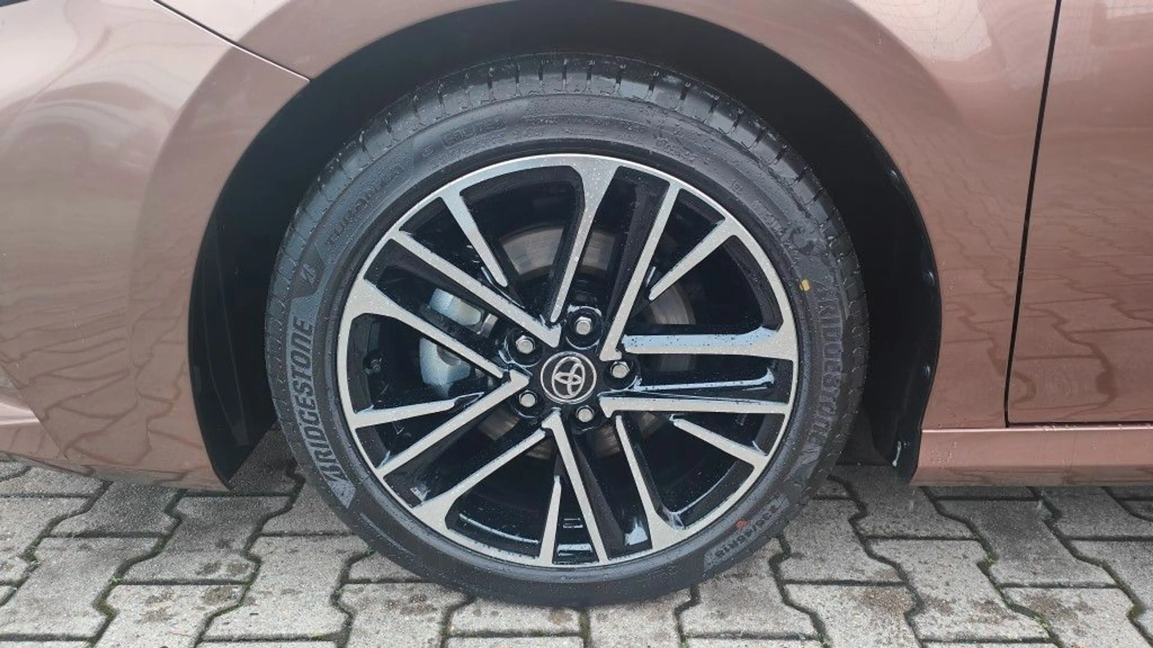 Toyota Camry 2.5 Hybrid Prestige Leder LED 18 Alu — photo 4