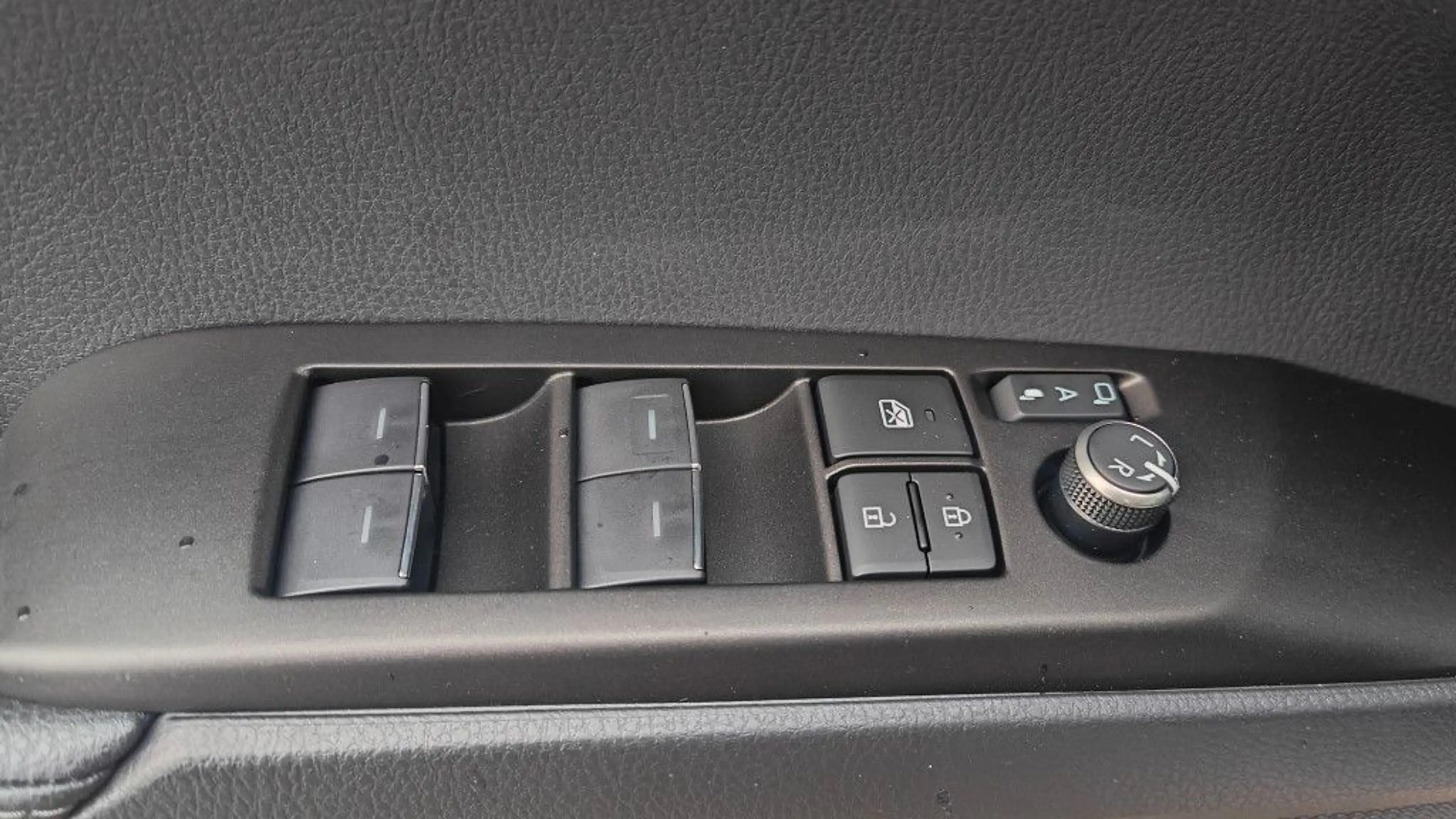 Toyota Camry 2.5 Hybrid Prestige Leder LED 18 Alu — photo 15