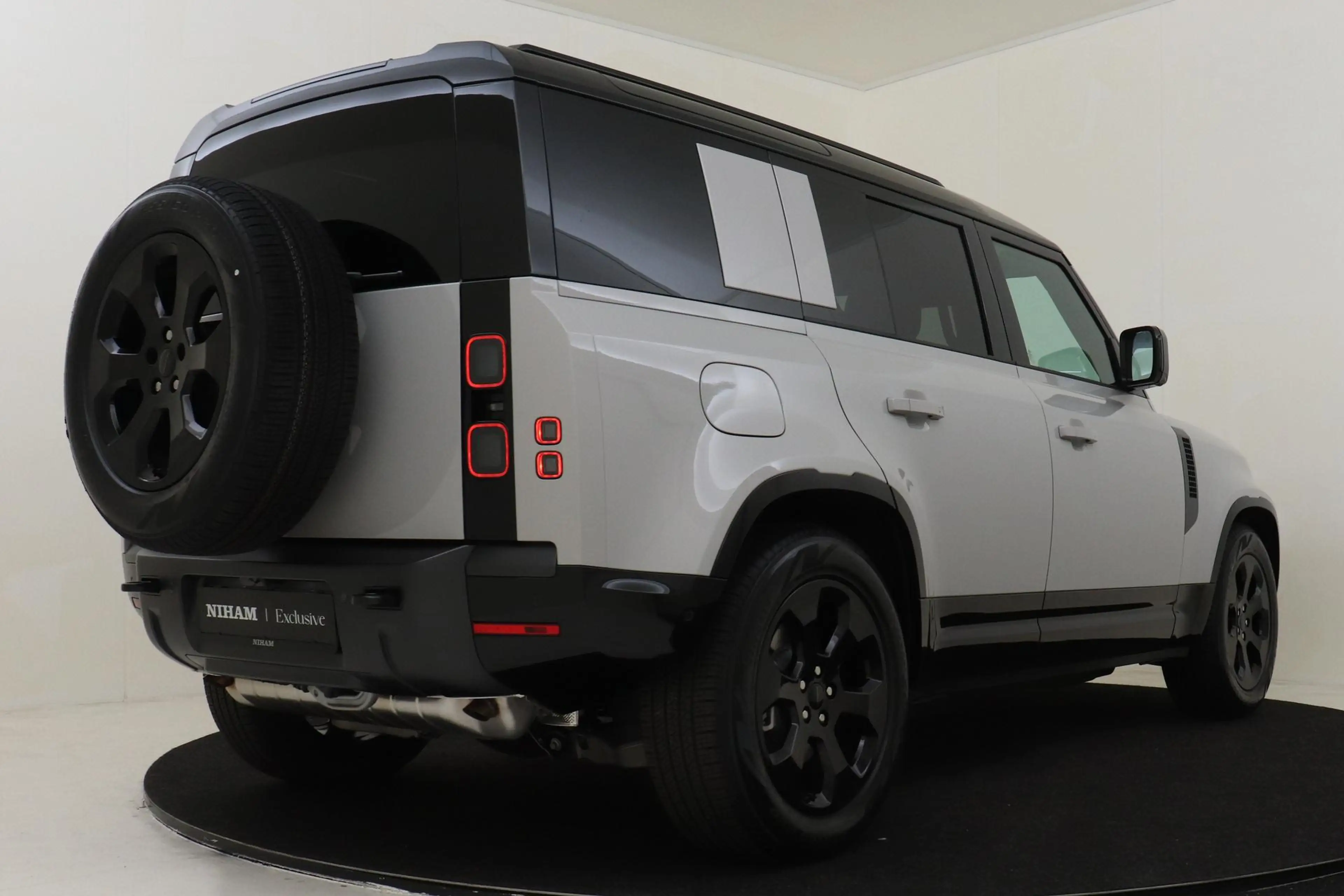 Land Rover Defender 110 2.0 P300e 110 X-DYNAMIC SE BORASCO-GREY|PANO.D — photo 3