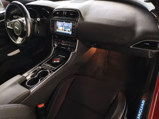 Jaguar Xe view 11