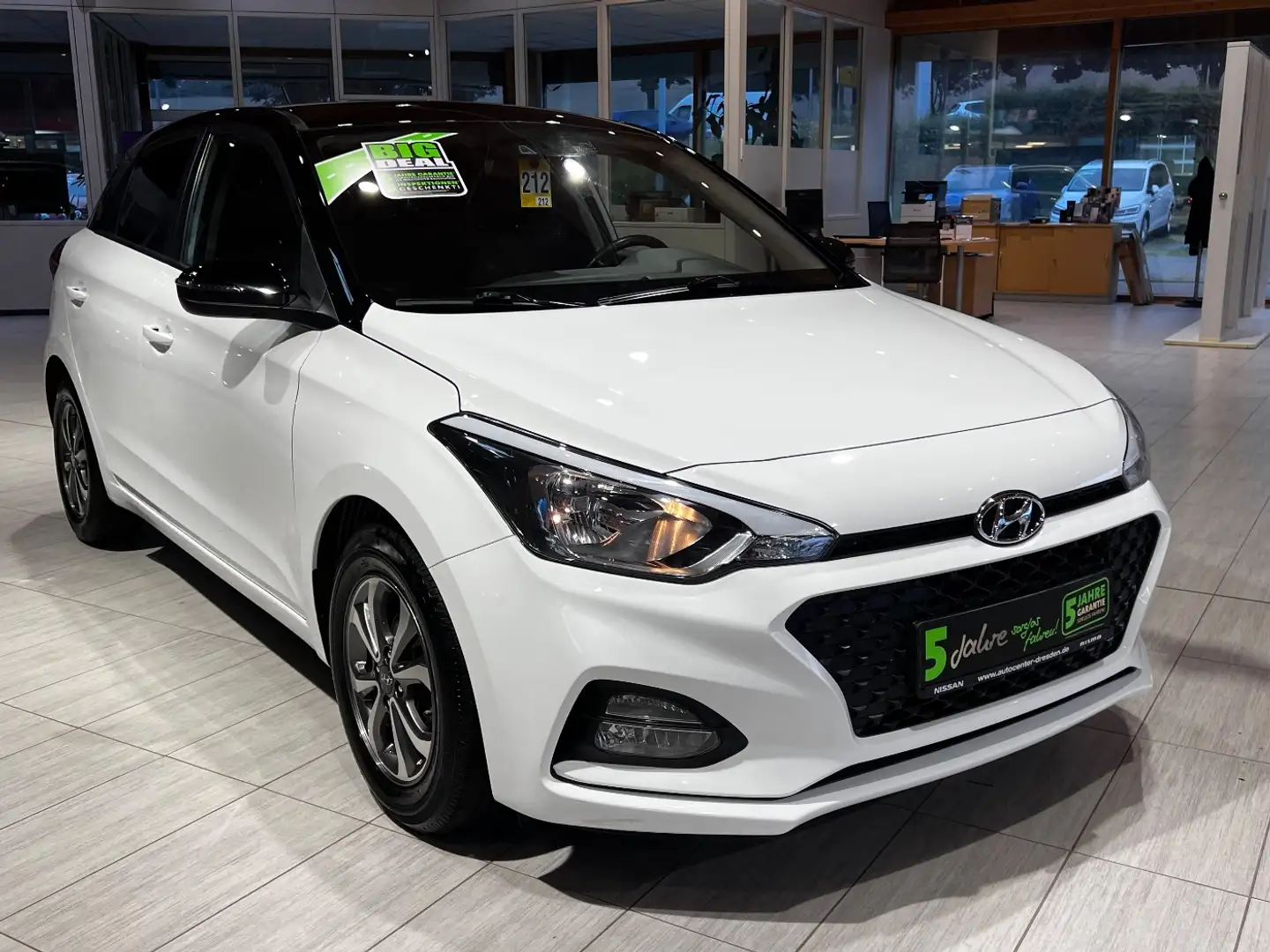 Hyundai i20 1.2 Trend SHZ+LM+PDC+Facelift+SpurH Schwarz - 2