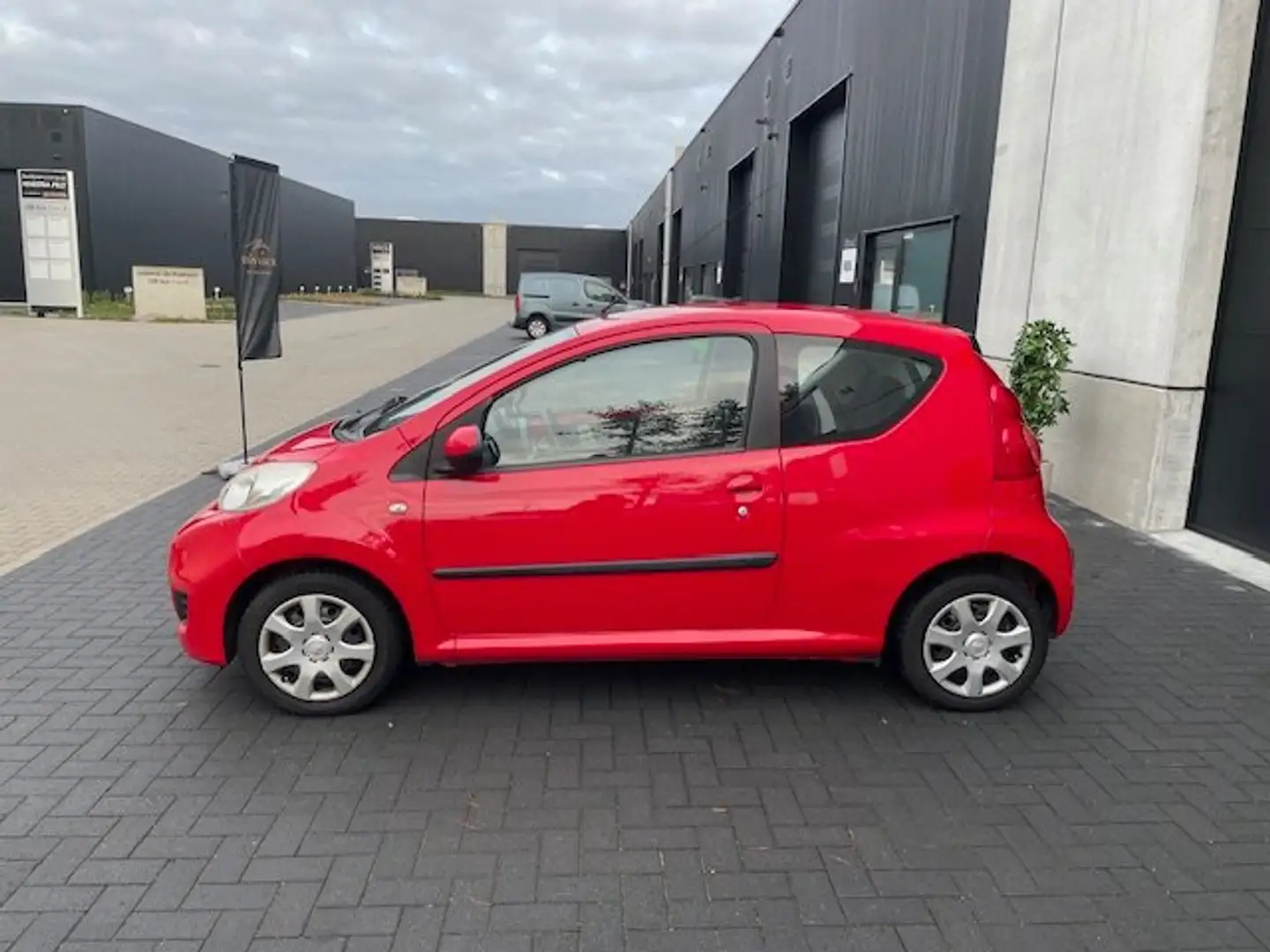 Peugeot 107 107 1.0I, airco, elektrische ramen, afn. trekhaak Rood - 1