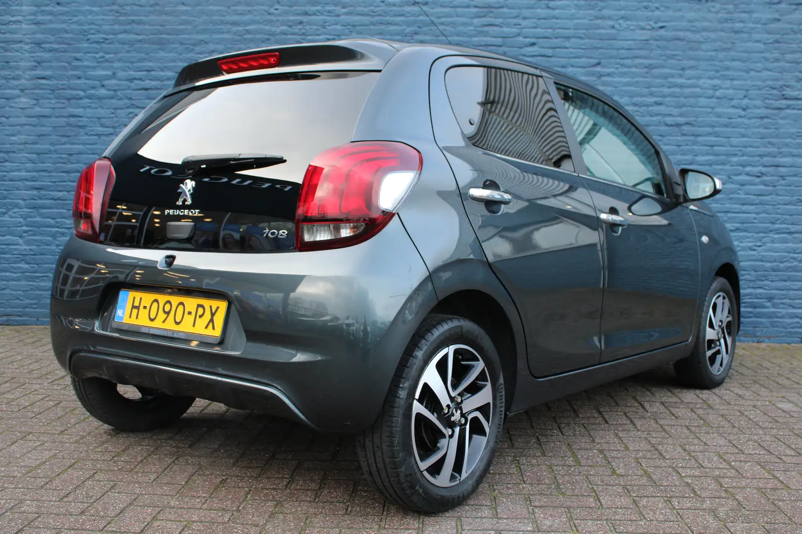 Peugeot 108 1.0 e-VTi Allure | Navi by app | Camera | Climate Grau - 2