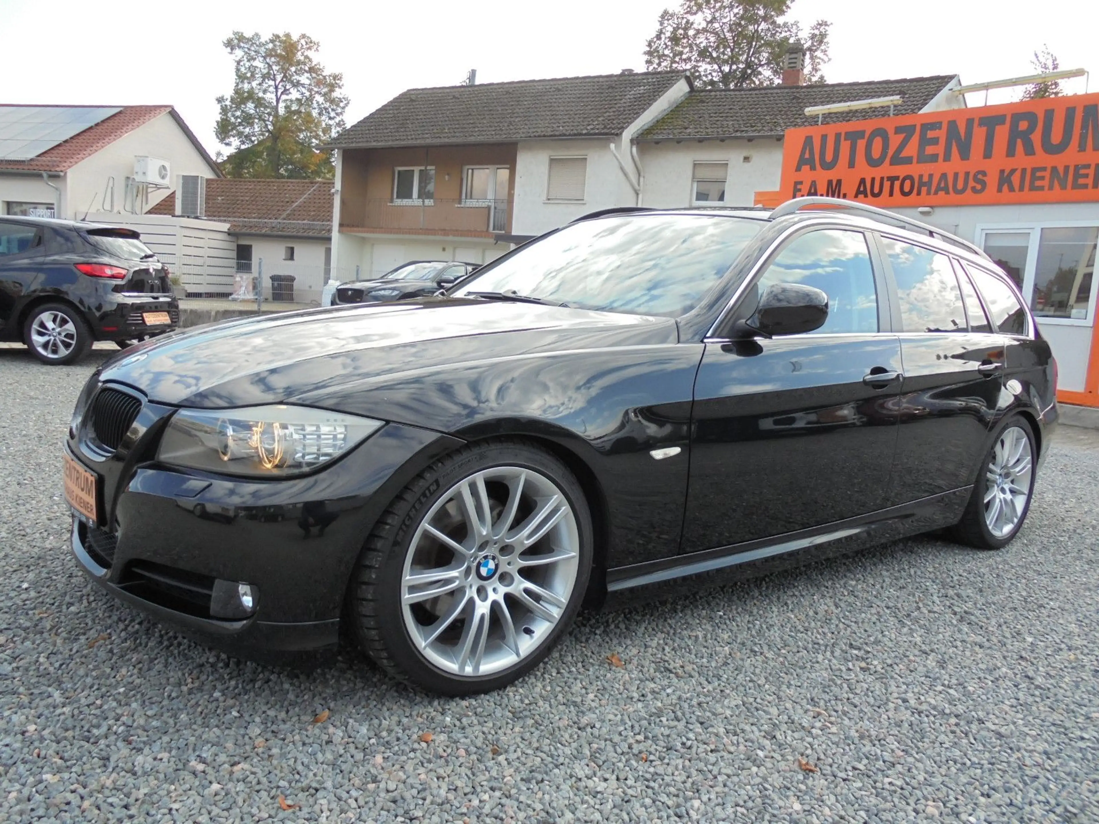 BMW 325 Kombi 325i Autom*Xenon*Leder*Navi*EPH*Sitzh*Blue