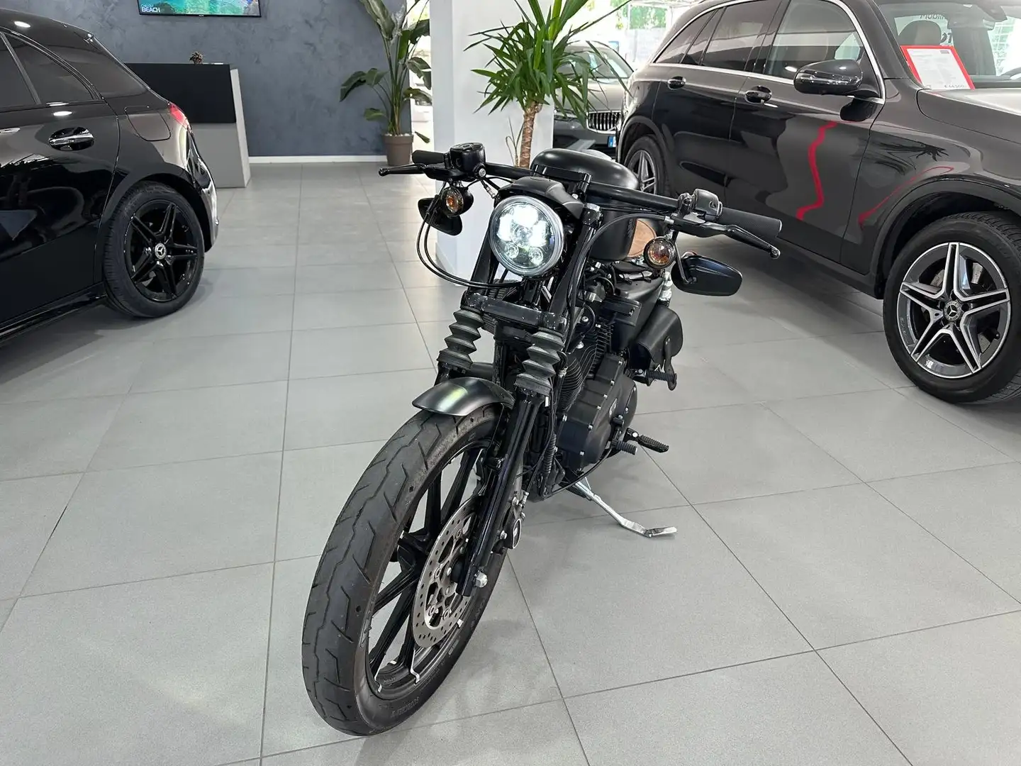 Harley-Davidson Iron 883 Noir - 1