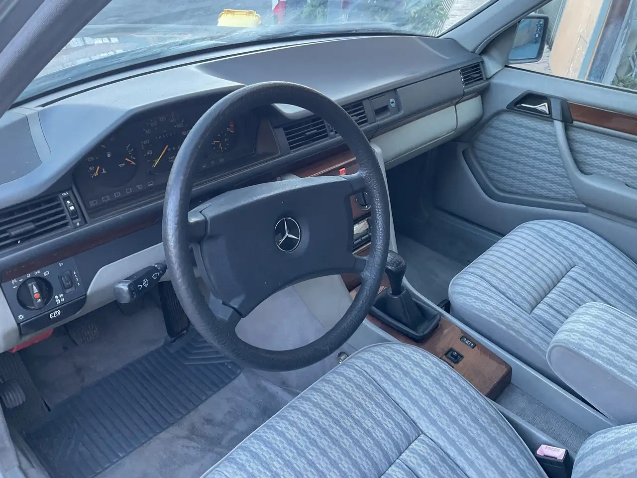 Mercedes-Benz E 200 (124), foto 10