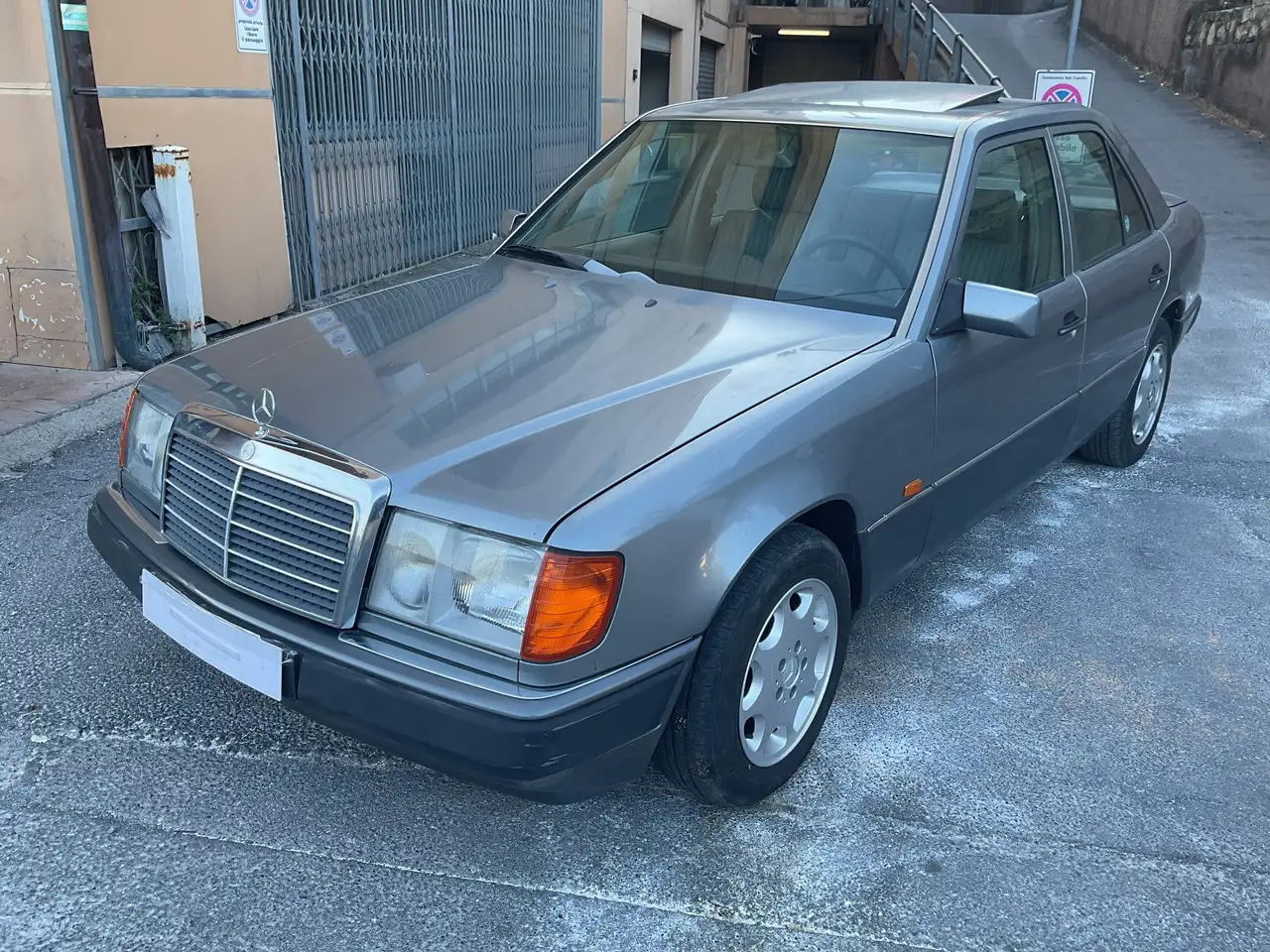 Mercedes-Benz E 200 (124), foto 1