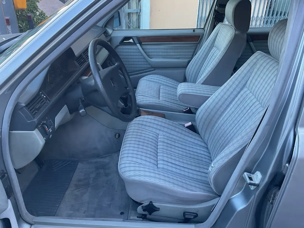 Mercedes-Benz E 200 (124), foto 9